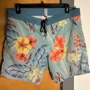 VOLCOM XL VOLLEY SHORTS. Elastic stretch waistband, above the knee